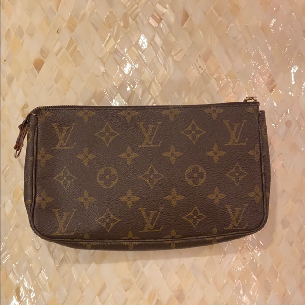 Authentic Louis Vuitton Pochette